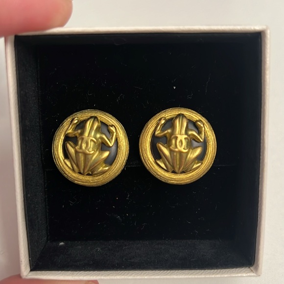 CHANEL GOLD BLACK Frog Earrings Clip ons Size 7/8” - Picture 3 of 12